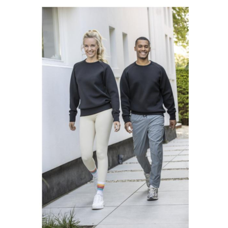 Deux personnes portant le même modèle de sweat-shirt noir, marchant côte à côte à l’extérieur. Aucune personnalisation visible.
