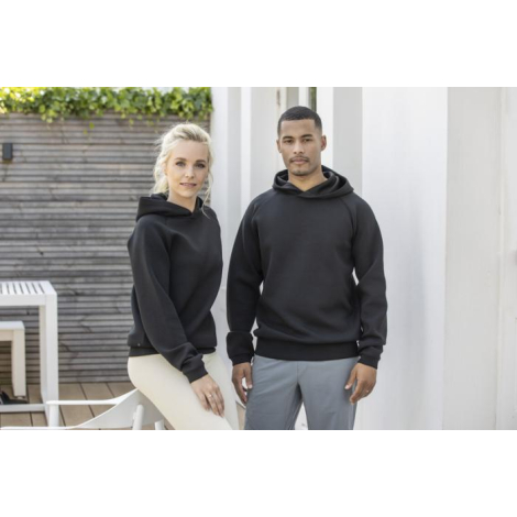 Deux personnes portant le même modèle de sweat à capuche noir, posant à l’extérieur. Aucune personnalisation visible. Deux personnes portant le même modèle de sweat à capuche noir, posant à l’extérieur. Aucune personnalisation visible.