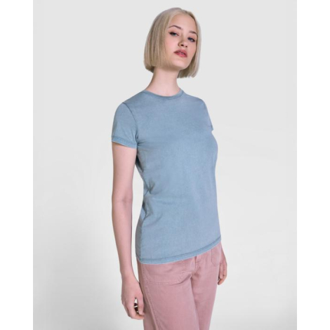 T-shirt à manches courtes bleu clair porté par une femme. Aucune personnalisation visible. T-shirt à manches courtes bleu clair porté par une femme. Aucune personnalisation visible.