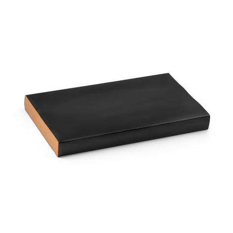 Vue rapprochée de la planche en bambou avec les ustensiles posés dessus, sans personnalisation apparente. Vue rapprochée de la planche en bambou avec les ustensiles posés dessus, sans personnalisation apparente.