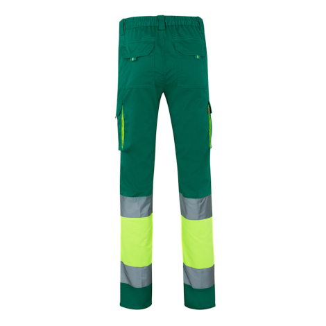 Vue arrière d’un pantalon vert avec poches plaquées et bandes réfléchissantes sur le bas des jambes Vue arrière d’un pantalon vert avec poches plaquées et bandes réfléchissantes sur le bas des jambes