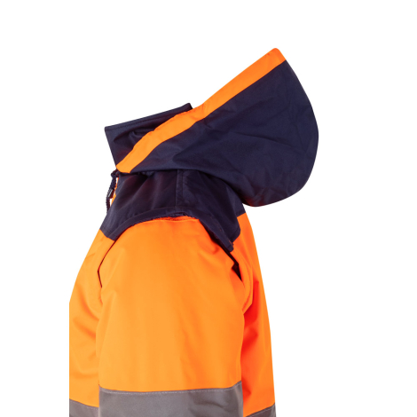 Veste orange et marine avec capuche relevée, vue de profil. Veste orange et marine avec capuche relevée, vue de profil.