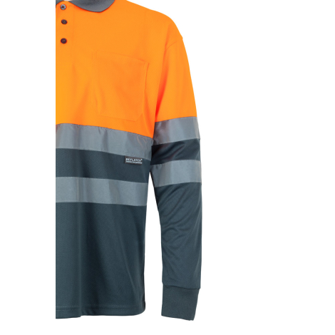 Détail de la poche poitrine sur polo orange et gris, sans personnalisation visible. Détail de la poche poitrine sur polo orange et gris, sans personnalisation visible.