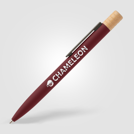 Stylo bille bordeaux en aluminium recyclé avec marquage visible sur le corps. Stylo bille bordeaux en aluminium recyclé avec marquage visible sur le corps.