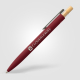 Stylo bille bordeaux avec clip foncé et bouton poussoir imitation bois clair, marquage visible sur le corps. Stylo bille bordeaux avec clip foncé et bouton poussoir imitation bois clair, marquage visible sur le corps.