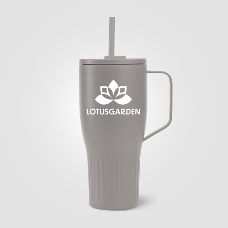 Mug gris chaud isotherme avec anse et paille assorties, marquage visible. Mug gris chaud isotherme avec anse et paille assorties, marquage visible.