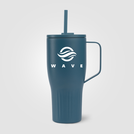 Mug isotherme bleu acier avec anse et paille réutilisable, marquage visible sur la face avant. Mug isotherme bleu acier avec anse et paille réutilisable, marquage visible sur la face avant.