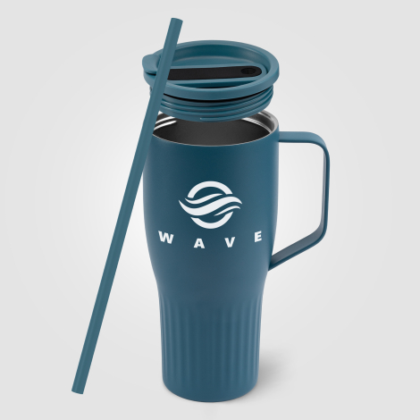 Gobelet bleu acier présenté de face avec paille réutilisable et marquage visible. Gobelet bleu acier présenté de face avec paille réutilisable et marquage visible.