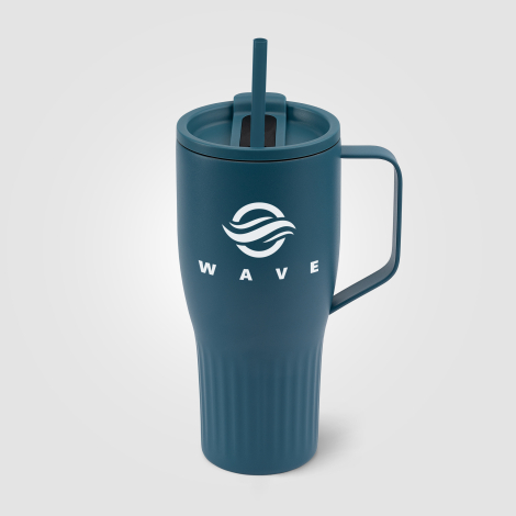 Mug bleu acier isotherme avec anse et paille assorties, marquage visible sur la face avant. Mug bleu acier isotherme avec anse et paille assorties, marquage visible sur la face avant.
