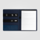 Porte-documents ouvert avec bloc-notes A4 ligné inclus. Porte-documents ouvert avec bloc-notes A4 ligné inclus.