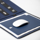 Porte-documents ouvert avec souris sur tapis bleu marine. Porte-documents ouvert avec souris sur tapis bleu marine.
