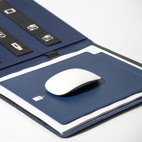 Porte-documents ouvert avec souris sur tapis bleu marine. Porte-documents ouvert avec souris sur tapis bleu marine.