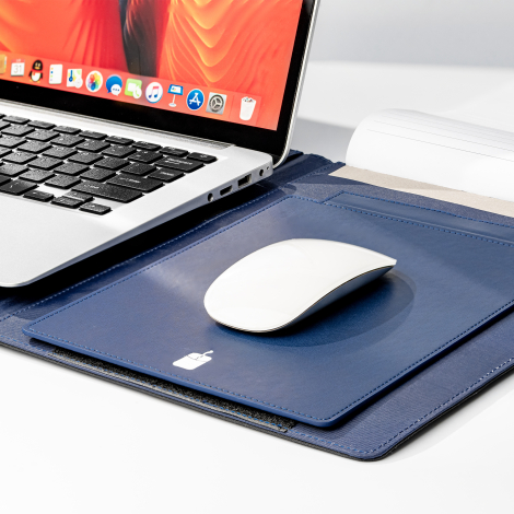 Porte-documents ouvert avec tapis de souris et ordinateur visible à côté. Porte-documents ouvert avec tapis de souris et ordinateur visible à côté.