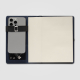 Porte-documents ouvert, intérieur bleu marine avec bloc-notes visible et smartphone inséré Porte-documents ouvert, intérieur bleu marine avec bloc-notes visible et smartphone inséré