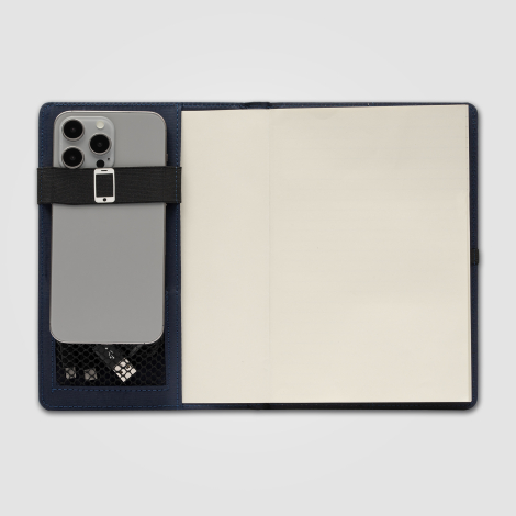 Porte-documents ouvert, intérieur bleu marine avec bloc-notes visible et smartphone inséré Porte-documents ouvert, intérieur bleu marine avec bloc-notes visible et smartphone inséré