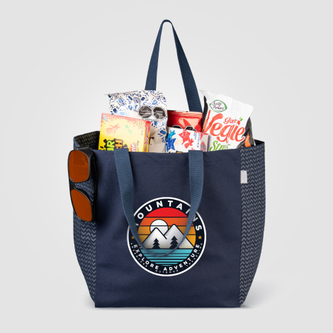 Sac bleu marine avec marquage visible et rempli de produits montrant sa contenance. Sac bleu marine avec marquage visible et rempli de produits montrant sa contenance.