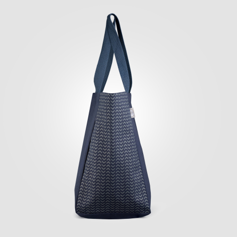 Zoom sur le soufflet du sac bleu marine. Zoom sur le soufflet du sac bleu marine.