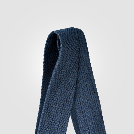 Zoom sur l’anse du sac bleu marine. Zoom sur l’anse du sac bleu marine.