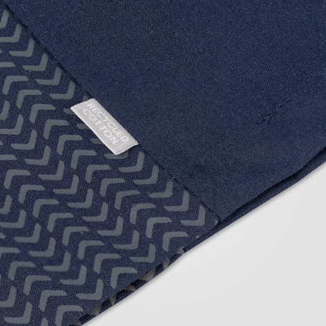 Zoom sur l’étiquette en coton recyclé cousue sur le sac. Zoom sur l’étiquette en coton recyclé cousue sur le sac.