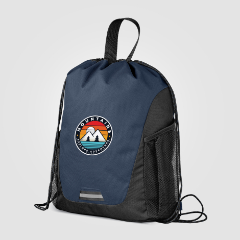 Sac bleu marine vu de côté avec poche en filet visible et marquage sur la face avant. Sac bleu marine vu de côté avec poche en filet visible et marquage sur la face avant.