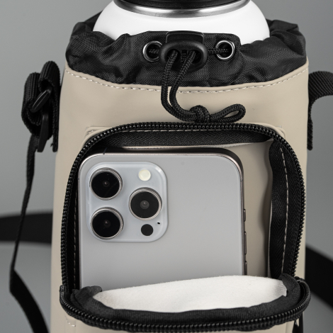 Détail de la poche zippée contenant un téléphone. Détail de la poche zippée contenant un téléphone.