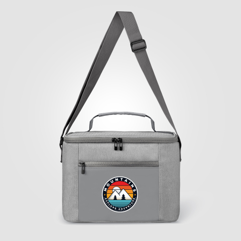 Sac gris personnalisable en rPET avec marquage quadrichromie visible à l’avant. Sac gris personnalisable en rPET avec marquage quadrichromie visible à l’avant.