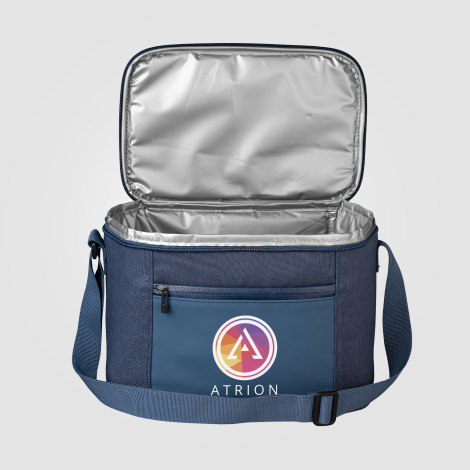 Sac bleu marine ouvert avec marquage visible sur la face avant. Sac bleu marine ouvert avec marquage visible sur la face avant.