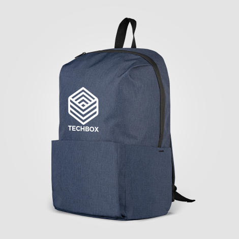 Sac à dos bleu marine de trois quarts, poche latérale visible, marquage blanc sur l’avant. Sac à dos bleu marine de trois quarts, poche latérale visible, marquage blanc sur l’avant.