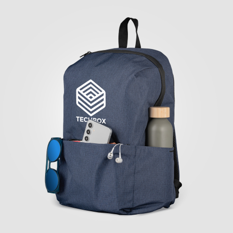 Sac à dos bleu marine avec téléphone et bouteille dans les poches latérales, marquage visible. Sac à dos bleu marine avec téléphone et bouteille dans les poches latérales, marquage visible.