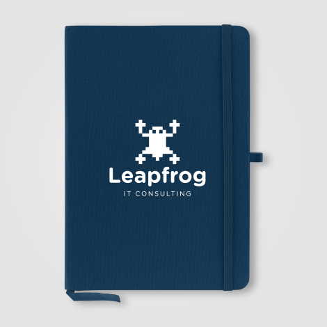 Carnet bleu publicitaire en coton recyclé avec marquage blanc visible sur la face avant. Carnet bleu publicitaire en coton recyclé avec marquage blanc visible sur la face avant.