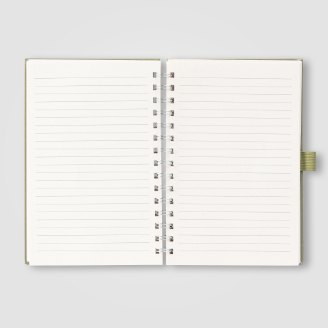 Vue intérieure du carnet montrant les pages lignées et la spirale argentée. Vue intérieure du carnet montrant les pages lignées et la spirale argentée.