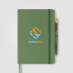 Carnet A5 vert forêt avec marquage visible sur la face avant. Carnet A5 vert forêt avec marquage visible sur la face avant.