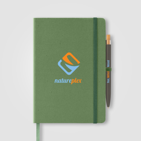 Carnet A5 vert forêt avec marquage visible sur la face avant. Carnet A5 vert forêt avec marquage visible sur la face avant.