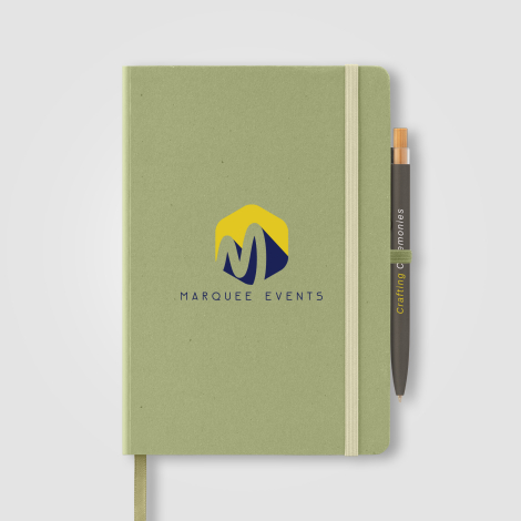 Carnet A5 vert sauge avec marquage visible sur la face avant. Carnet A5 vert sauge avec marquage visible sur la face avant.
