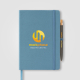 Carnet A5 bleu avec marquage visible sur la couverture. Carnet A5 bleu avec marquage visible sur la couverture.