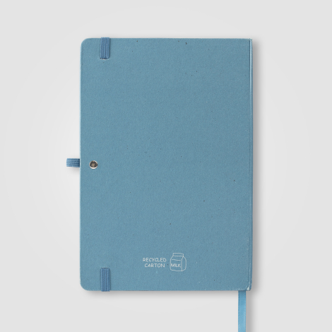 Dos du carnet bleu sans marquage, affichant le pictogramme “bouteille de lait recyclé”. Dos du carnet bleu sans marquage, affichant le pictogramme “bouteille de lait recyclé”.