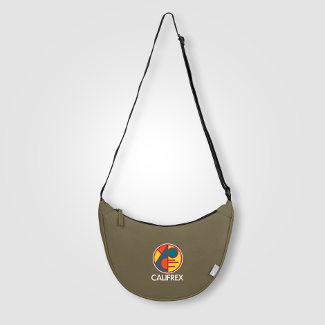 Sac bandoulière vert en rPET avec marquage quadri visible sur l’avant. Sac bandoulière vert en rPET avec marquage quadri visible sur l’avant.