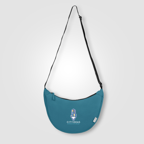 Sac bandoulière bleu en nylon recyclé avec marquage quadri visible sur la face avant. Sac bandoulière bleu en nylon recyclé avec marquage quadri visible sur la face avant.