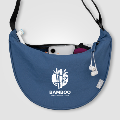 Sac bandoulière bleu ouvert avec marquage blanc visible sur la face avant. Sac bandoulière bleu ouvert avec marquage blanc visible sur la face avant.