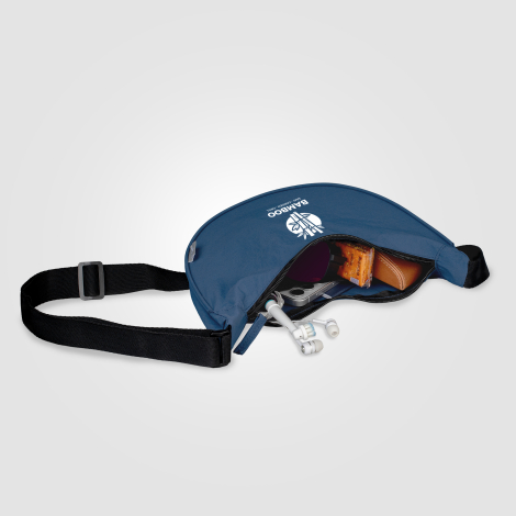 Vue intérieure d’un sac bandoulière bleu avec marquage 1 couleur visible sur le rabat. Vue intérieure d’un sac bandoulière bleu avec marquage 1 couleur visible sur le rabat.