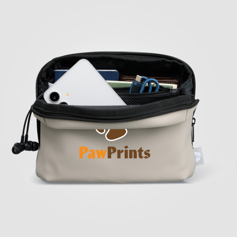 Trousse beige ouverte montrant les compartiments intérieurs. Trousse beige ouverte montrant les compartiments intérieurs.