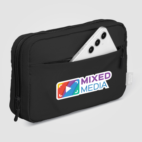 Trousse noire avec téléphone inséré dans la poche avant, marquage visible. Trousse noire avec téléphone inséré dans la poche avant, marquage visible.