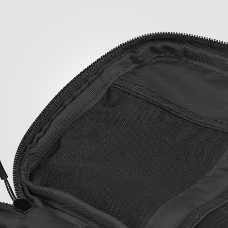 Zoom sur la poche filet intérieure de la trousse. Zoom sur la poche filet intérieure de la trousse.