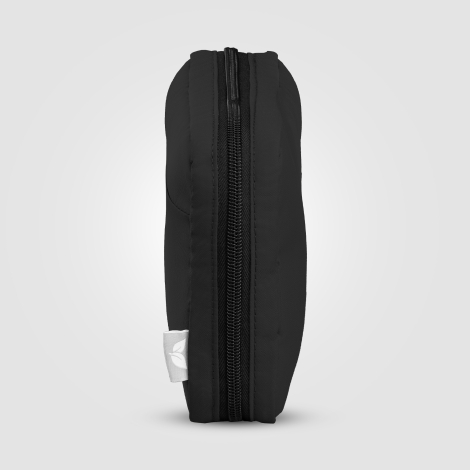 Vue de profil de la trousse noire sans marquage visible. Vue de profil de la trousse noire sans marquage visible.