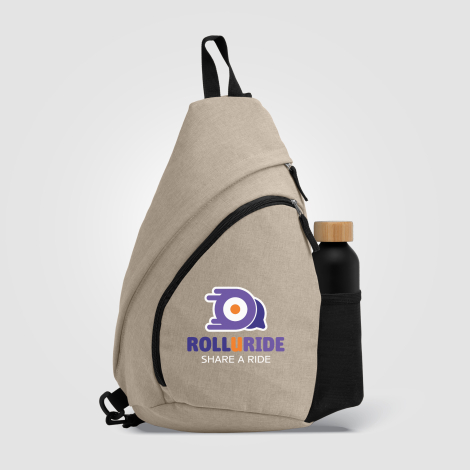 Sac bandoulière avec marquage visible et bouteille insérée dans la poche latérale. Sac bandoulière avec marquage visible et bouteille insérée dans la poche latérale.