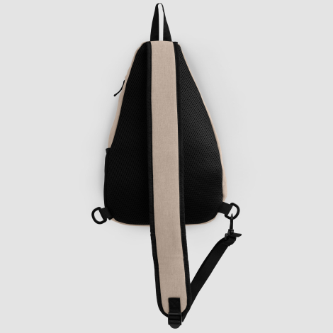 Sac beige vu de dos montrant la bandoulière réglable. Sac beige vu de dos montrant la bandoulière réglable.