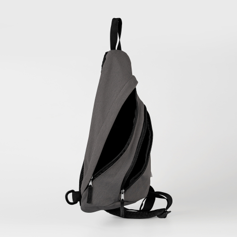 Sac bandoulière chiné présentant les poches latérales ouvertes. Sac bandoulière chiné présentant les poches latérales ouvertes.