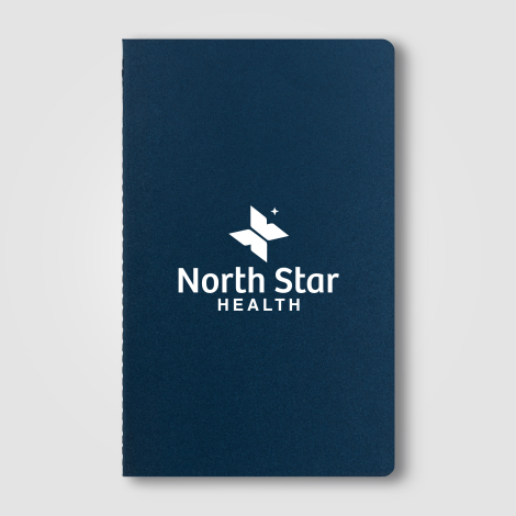 Carnet bleu marine avec marquage blanc visible sur la couverture. Carnet bleu marine avec marquage blanc visible sur la couverture.