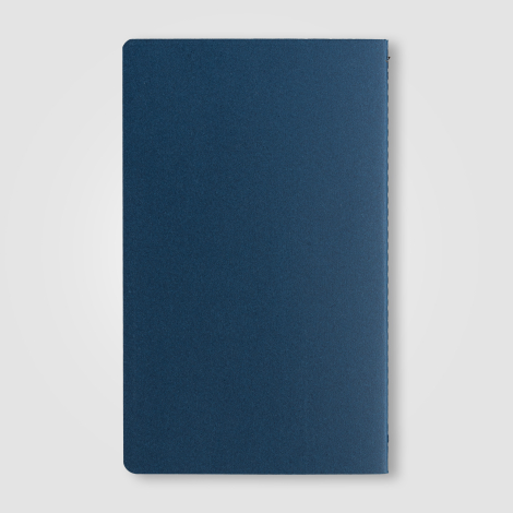 Dos du carnet bleu marine sans marquage visible. Dos du carnet bleu marine sans marquage visible.