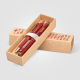 Coffret avec deux stylos rouges, marquage visible sur le coffret et les stylos. Coffret avec deux stylos rouges, marquage visible sur le coffret et les stylos.